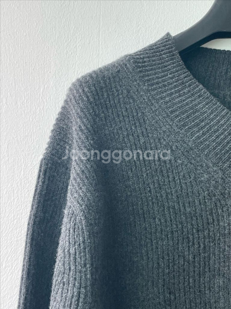 라벨 아카이브 메리노 파인울 브이넥 니트 차콜 (2)--3