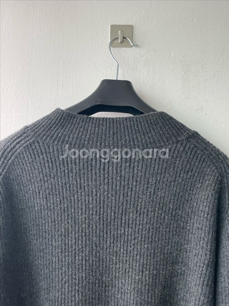 라벨 아카이브 메리노 파인울 브이넥 니트 차콜 (2)--7