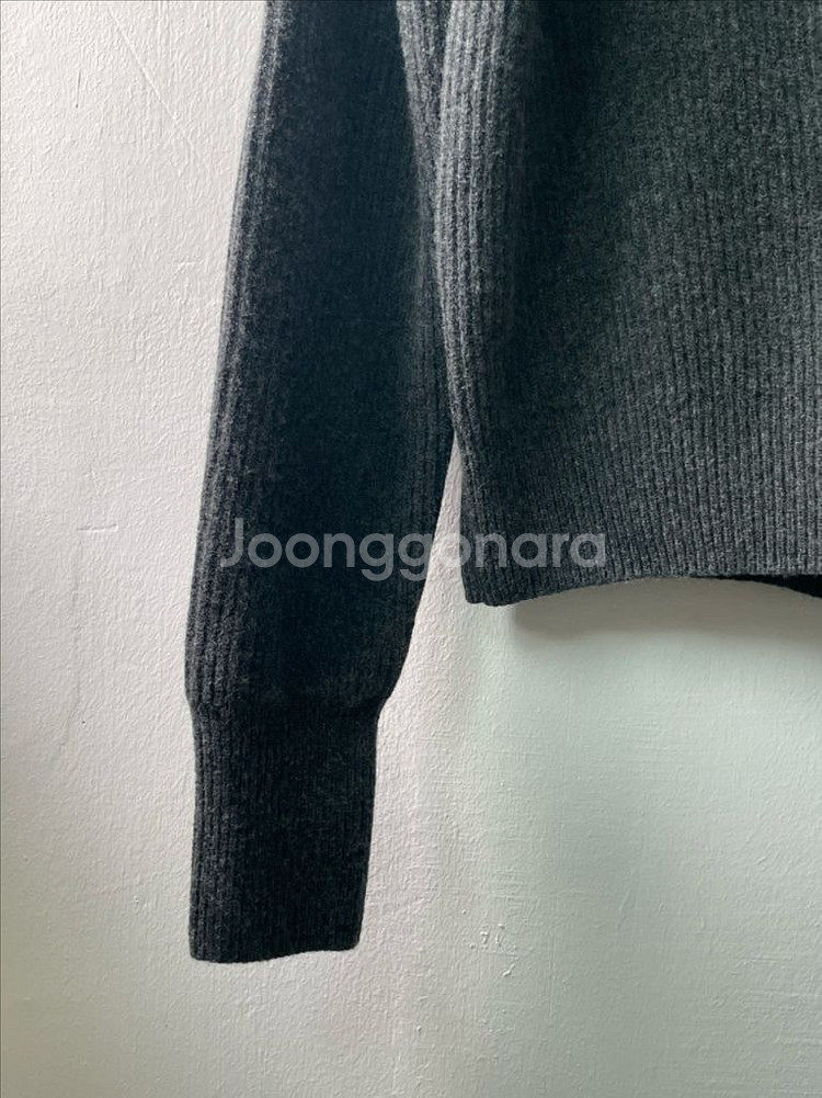 라벨 아카이브 메리노 파인울 브이넥 니트 차콜 (2)--5