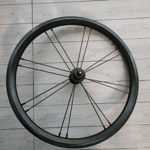 유사 브롬톤 경량 프론트 휠 팝니다.