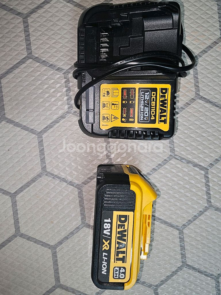 디월트 DCE089D1G18 충전 그린레이저레벨기--1