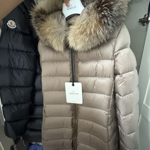 몽클레어 여성 리얼퍼 롱패딩 정품 판매 베이지색