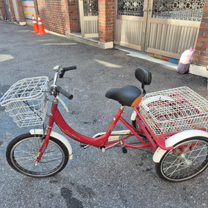 세발 자전거 판매합니다.