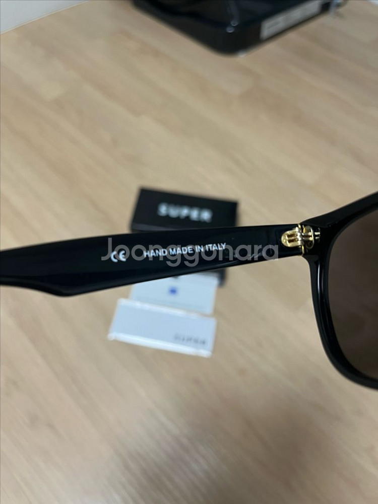 SUPER 선글라스 판매! 블랙 프레임에 골드 렌즈--2