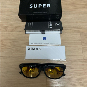 SUPER 선글라스 판매! 블랙 프레임에 골드 렌즈