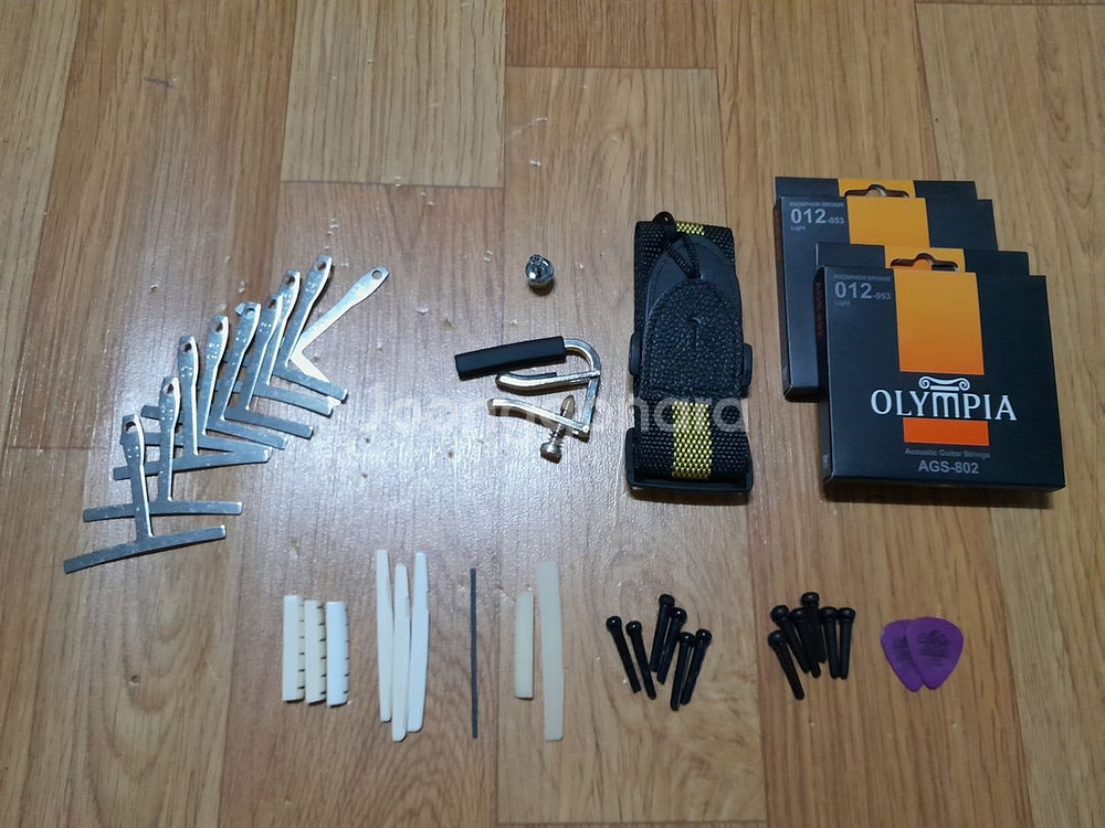 기타 용품 일괄 통기타 공구 기타줄 피크 브릿지핀 본--0
