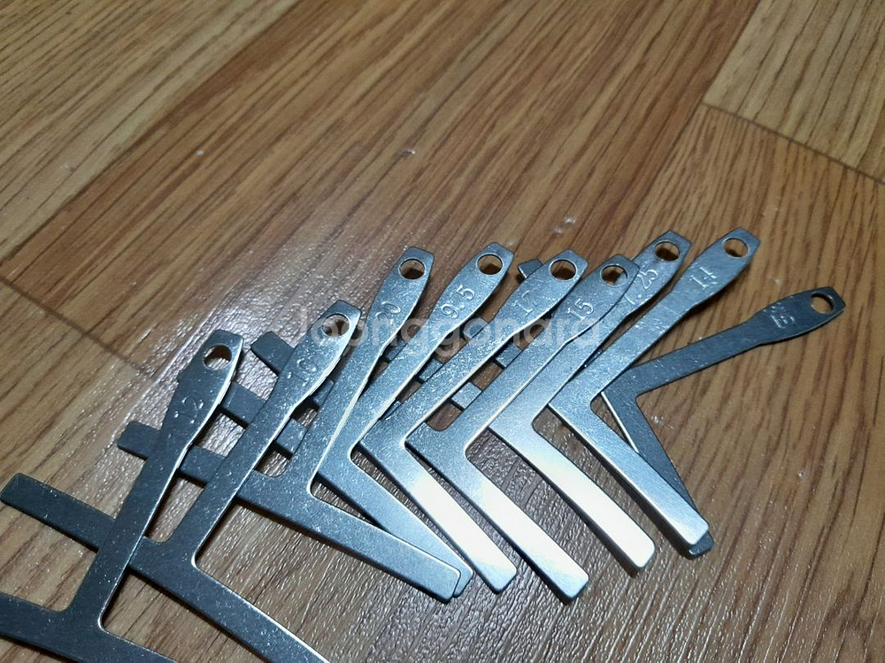 기타 용품 일괄 통기타 공구 기타줄 피크 브릿지핀 본--1