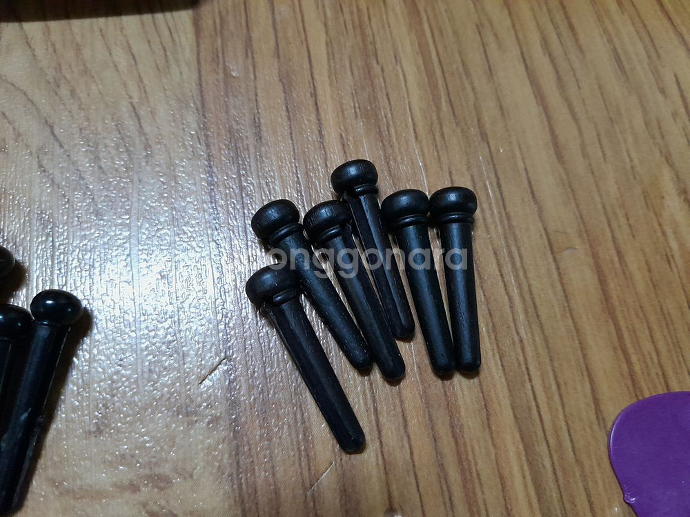 기타 용품 일괄 통기타 공구 기타줄 피크 브릿지핀 본--8