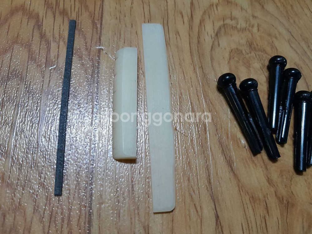 기타 용품 일괄 통기타 공구 기타줄 피크 브릿지핀 본--9