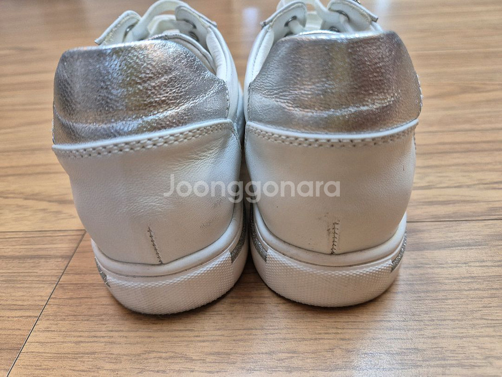 소다 여성 스니커즈 230mm 판매합니다화이트 색상에--2