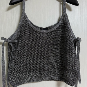 한섬 랑방컬렉션 글리터 시퀸 스트랩 슬리브리스 탑