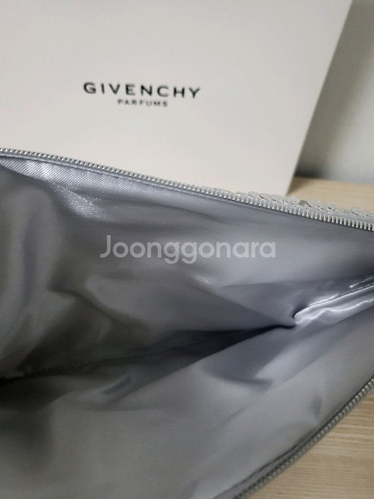 정품) 지방시 은색 파우치 (코스메틱)--4