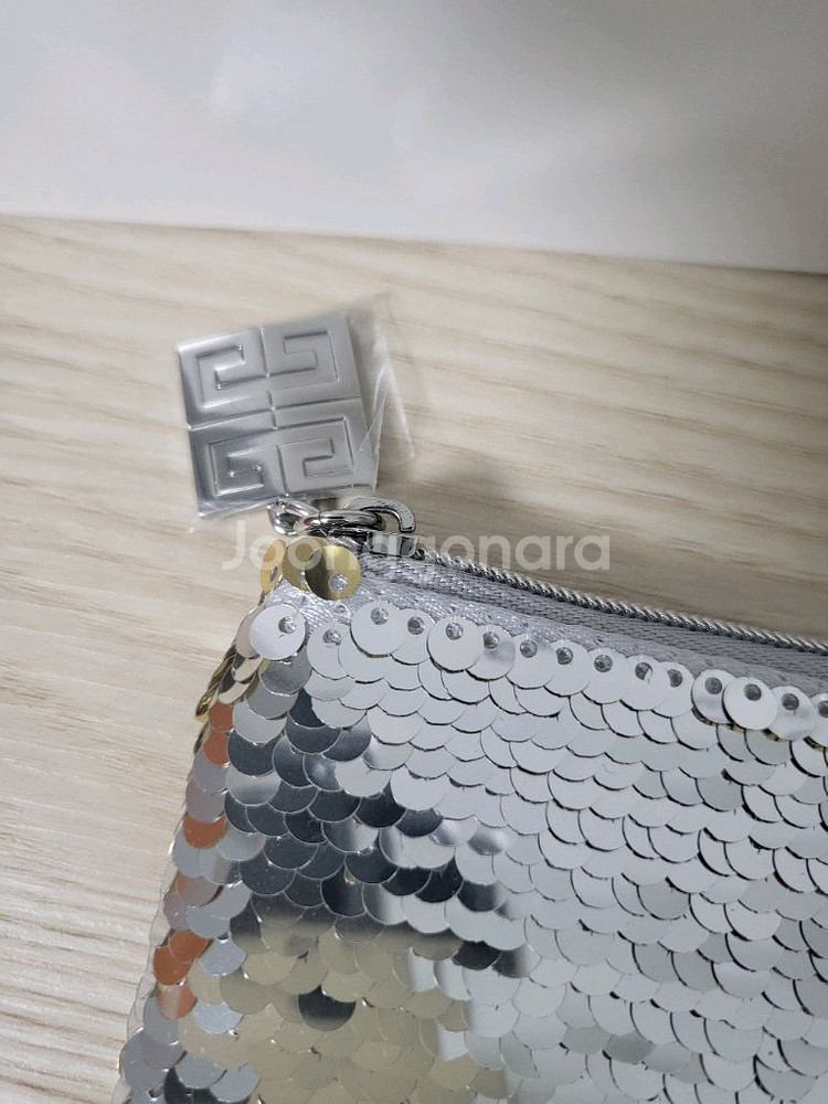 정품) 지방시 은색 파우치 (코스메틱)--3