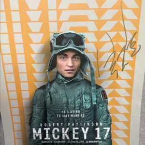 봉준호 미키 17 친필 싸인 아이맥스 포스터