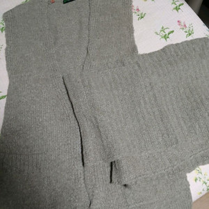 새상품.베네통 울가디건과 목도리세트.세일