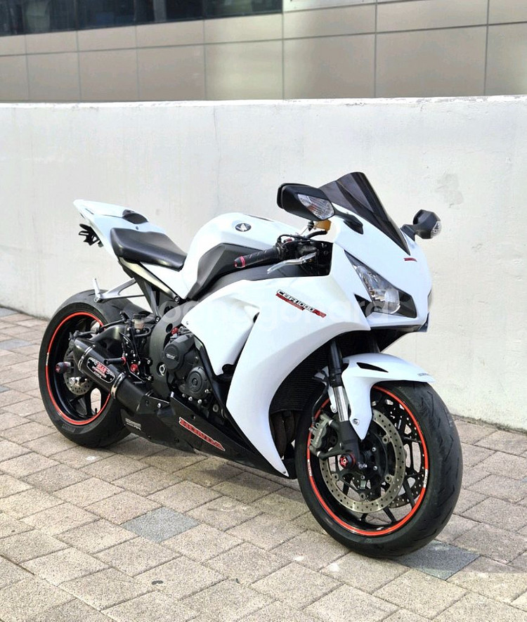 2015 화이트 CBR1000RR 판매합니다.--0