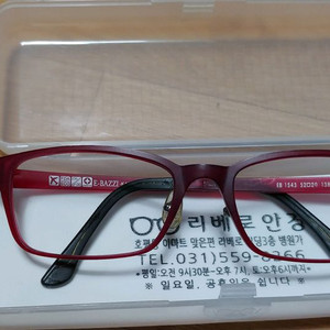 가볍고 부러지지않는 안경테