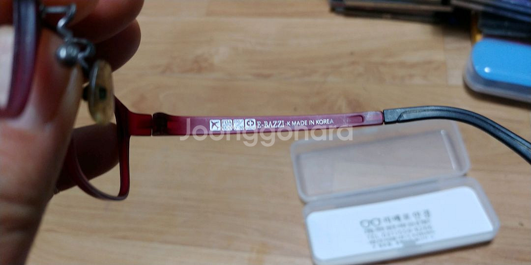 가볍고 부러지지않는 안경테--1