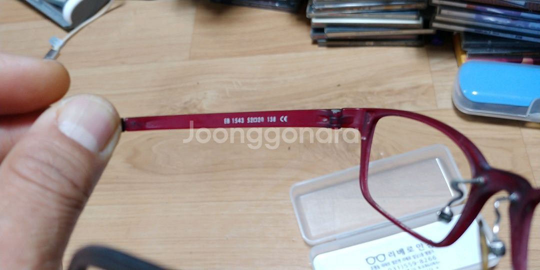 가볍고 부러지지않는 안경테--2