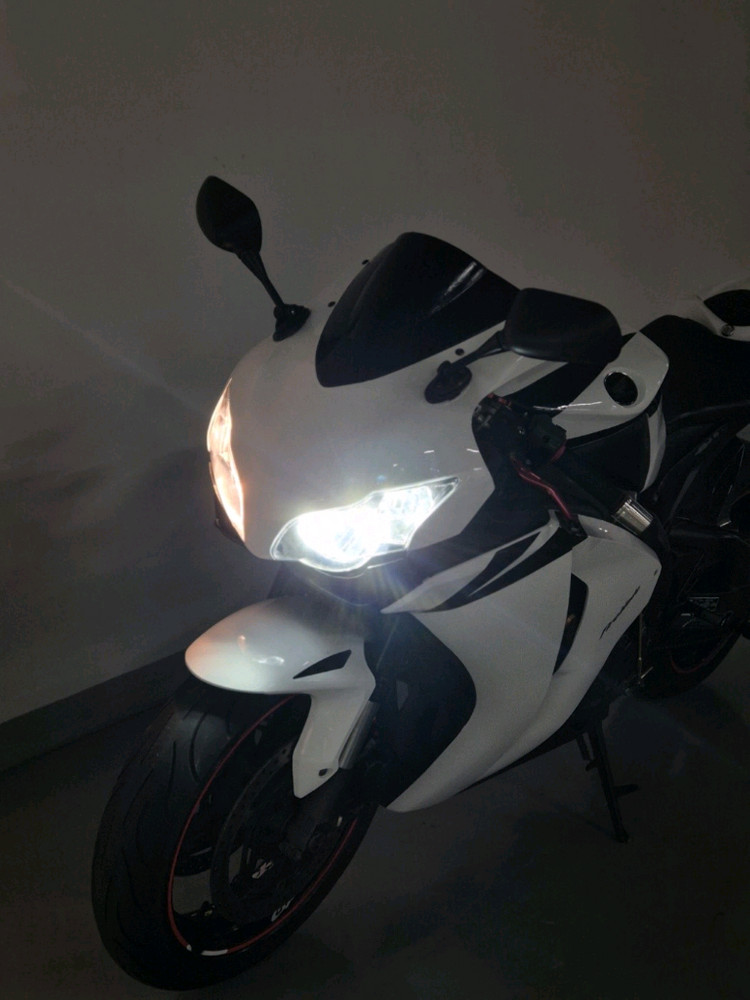 CBR1000RR 화이트 2008년식 판매합니다. 이미지