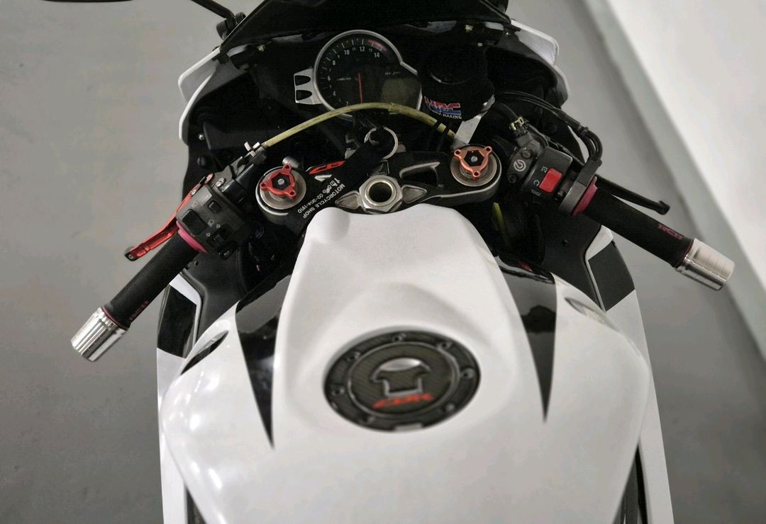 CBR1000RR 화이트 2008년식 판매합니다. 이미지