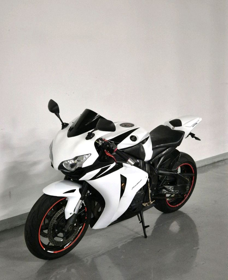 CBR1000RR 화이트 2008년식 판매합니다. 이미지