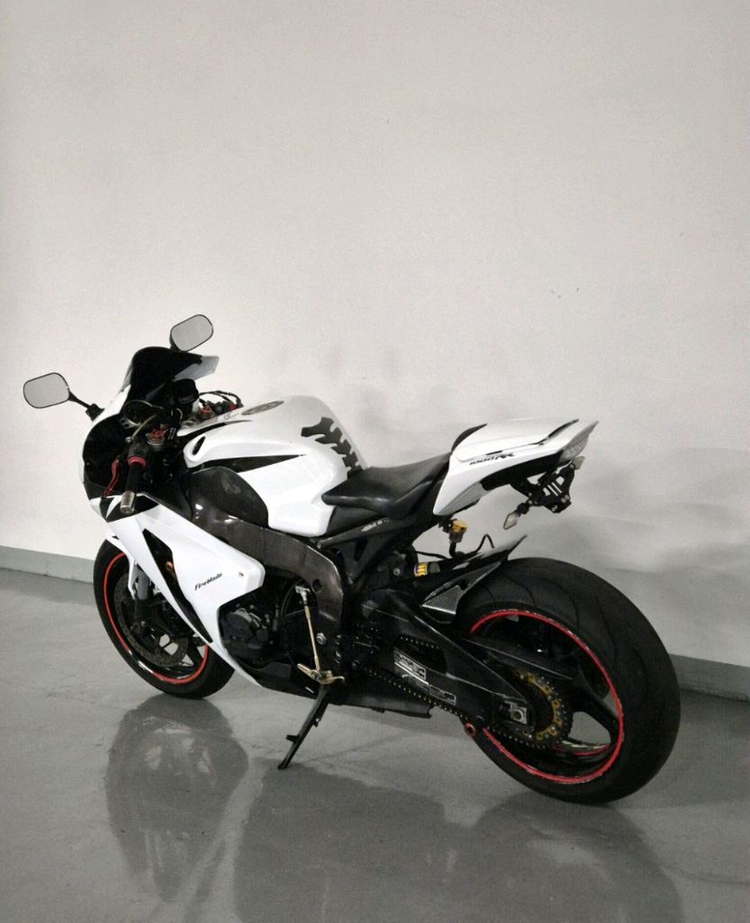 CBR1000RR 화이트 2008년식 판매합니다. 이미지
