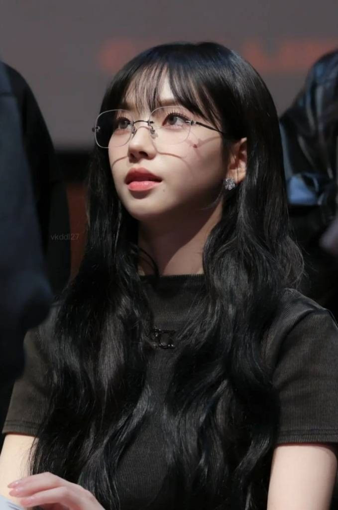 에스파 카리나 착용 무테 안경 까르띠에 연예인 Y2K 이미지