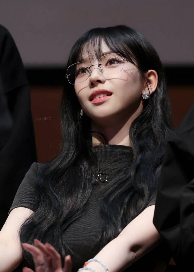 에스파 카리나 착용 무테 안경 까르띠에 연예인 Y2K 이미지