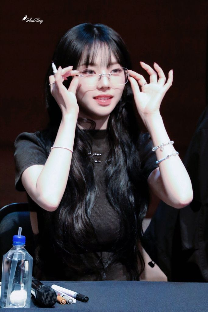 에스파 카리나 착용 무테 안경 까르띠에 연예인 Y2K 이미지