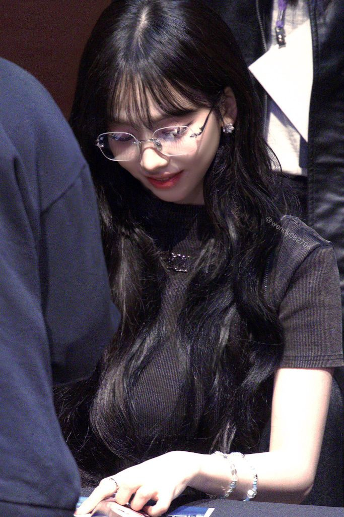 에스파 카리나 착용 무테 안경 까르띠에 연예인 Y2K 이미지