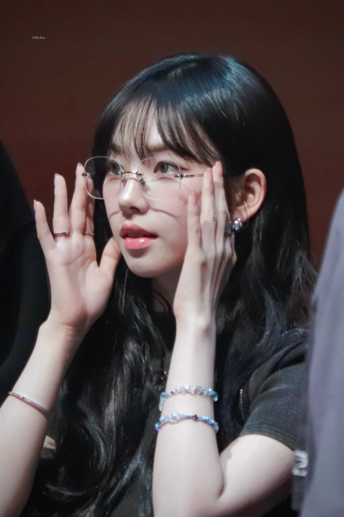 에스파 카리나 착용 무테 안경 까르띠에 연예인 Y2K 이미지