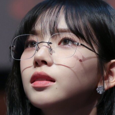 에스파 카리나 착용 무테 안경 까르띠에 연예인 Y2K 이미지