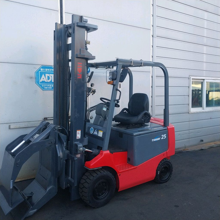 니찌유 전동지게차 2.5톤 페이퍼롤크램프 장착 이미지