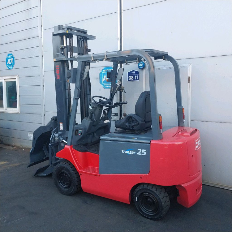 니찌유 전동지게차 2.5톤 페이퍼롤크램프 장착 이미지