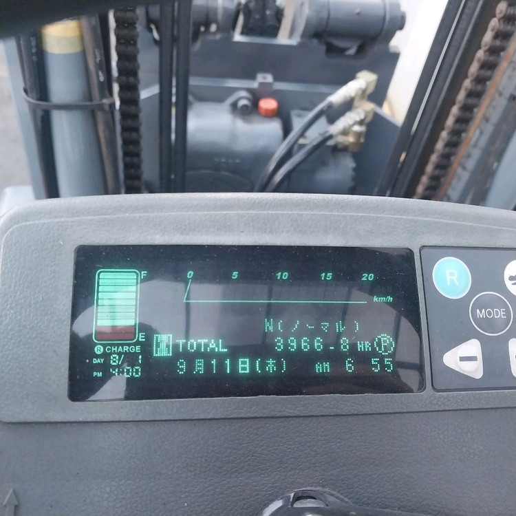 니찌유 전동지게차 2.5톤 페이퍼롤크램프 장착 이미지