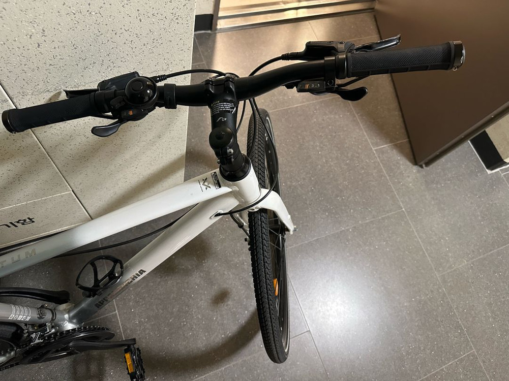 2023 삼천리 모멘텀 700c 하이브리드 자전거--2