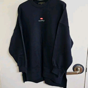 써스데이아일랜드 로고 자수 오버핏 스웻셔츠