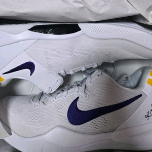나이키 코비 8 프로트로 화이트 앤 코트 퍼플