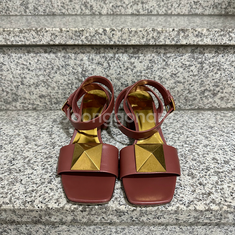 정품 발렌티노 원스터드 샌들 37사이즈 (240-245--3