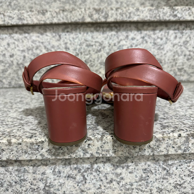 정품 발렌티노 원스터드 샌들 37사이즈 (240-245--6