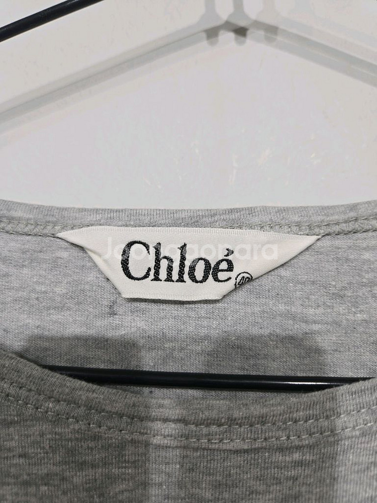 끌로에 컬렉션 그레이 반팔 티셔츠--4