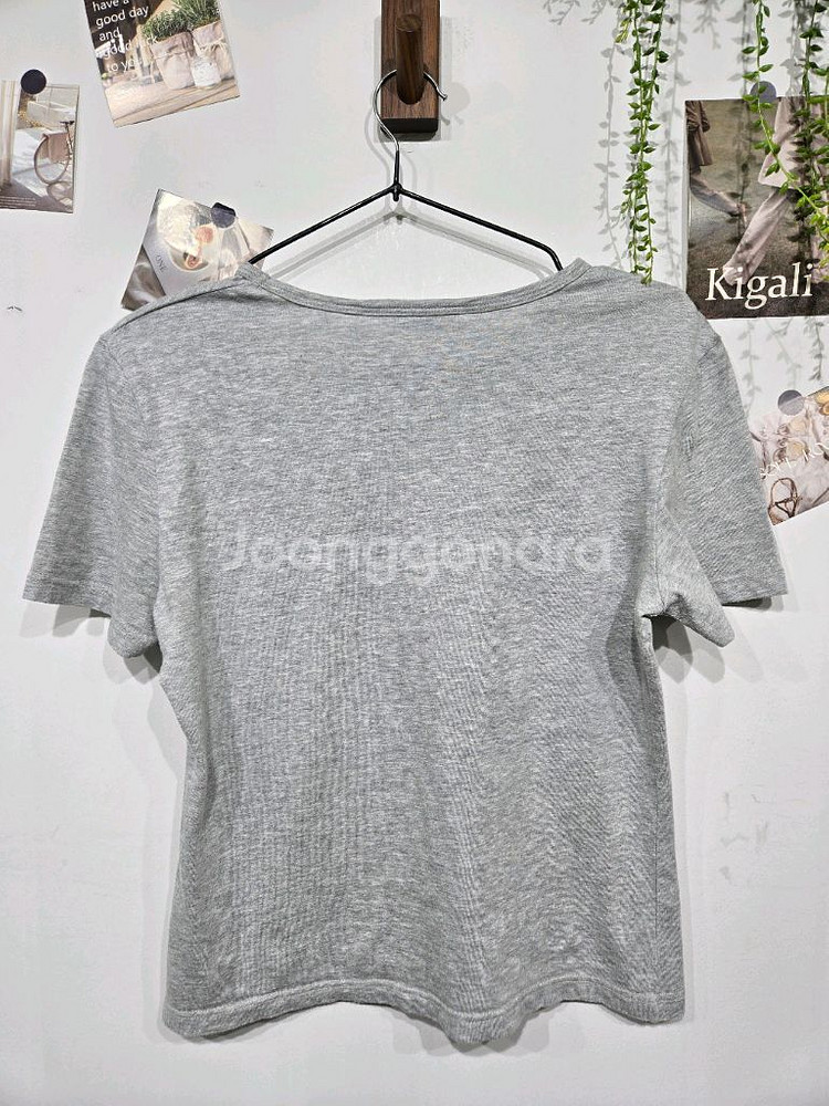 끌로에 컬렉션 그레이 반팔 티셔츠--3