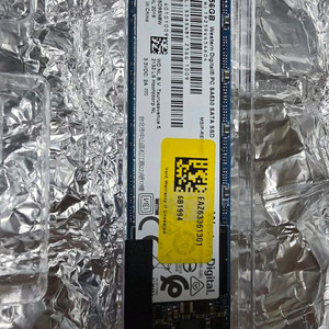 삼성 DDR4 램과 WD 256GB SSD입니다