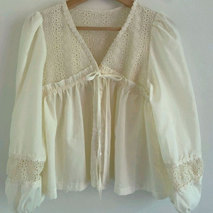 펀칭 시스루 블라우스(새상품)