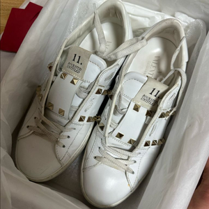 발렌티노 락스터드 스니커즈 240m