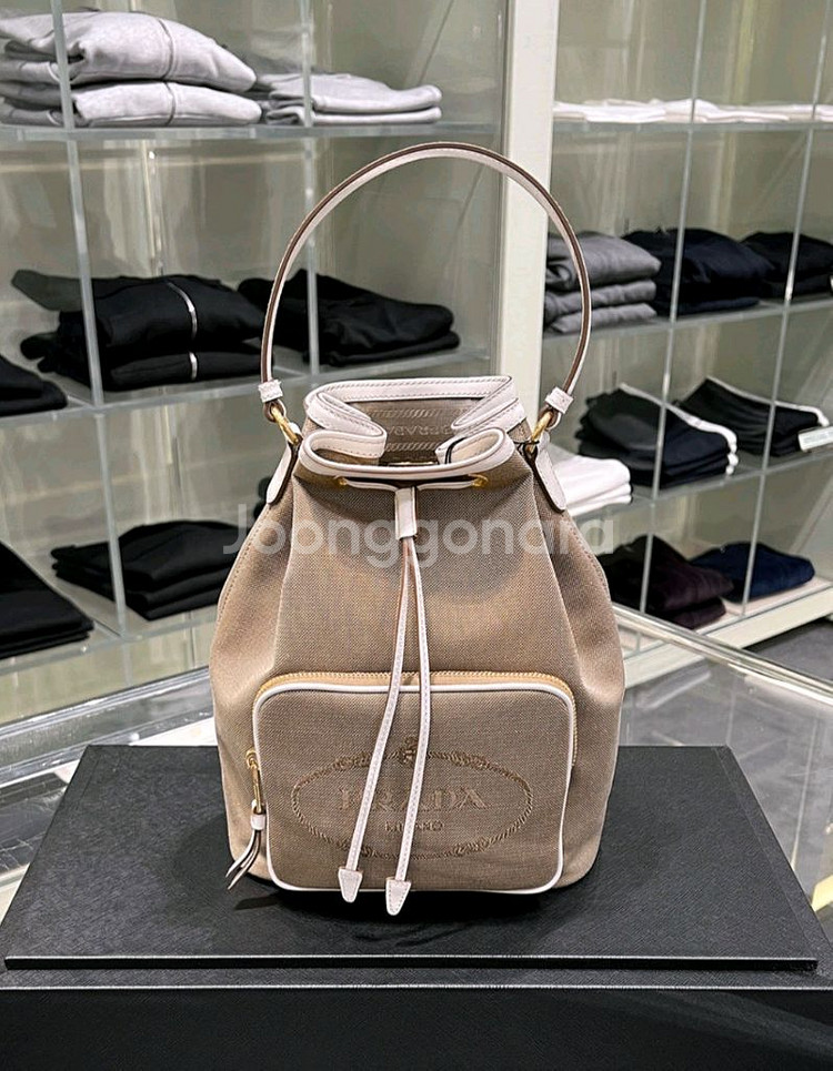 프라다 자카드 라지 버킷백 1BH097 정품--0