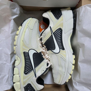나이키 줌 보메로5 새상품 판매합니다