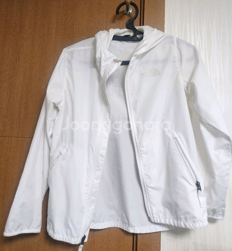 흰색 노스페이스 바람막이 점퍼--0