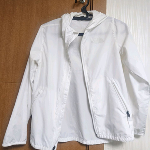 흰색 노스페이스 바람막이 점퍼